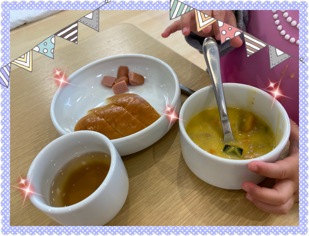 パンプキンスープとパンの給食