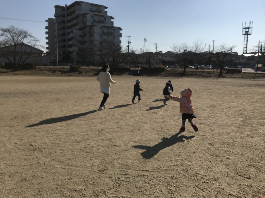 グランドを走る園児たち