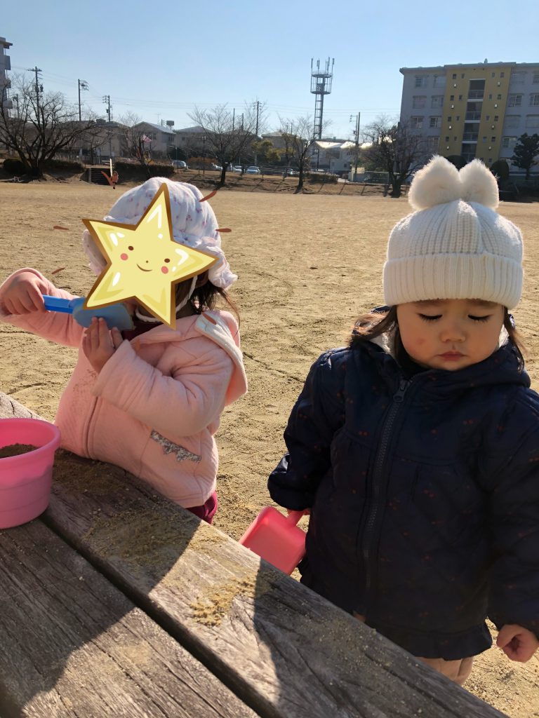 お店屋さんごっこをする園児たち