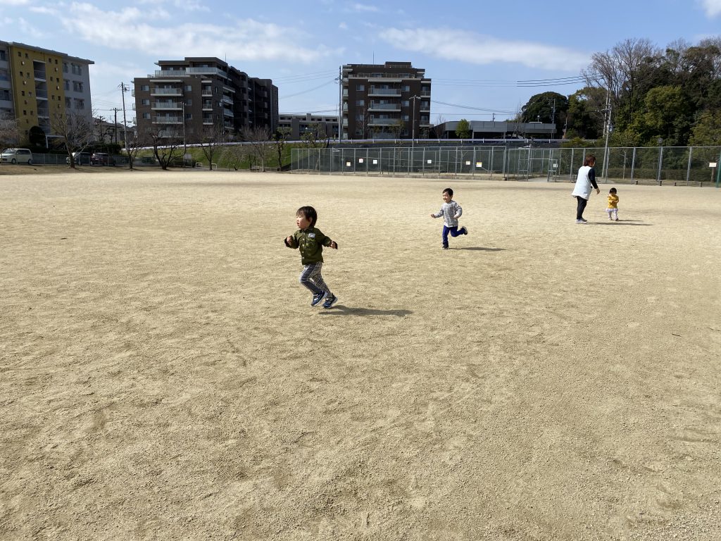 グランドを走る園児たち