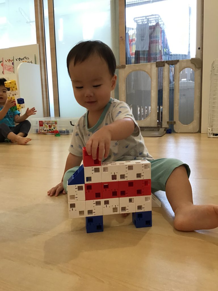 エルブロックで作った救急車で遊ぶ園児