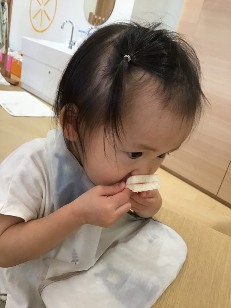 おやつを食べる園児