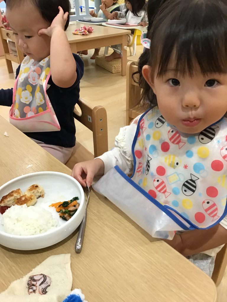 給食を食べる園児