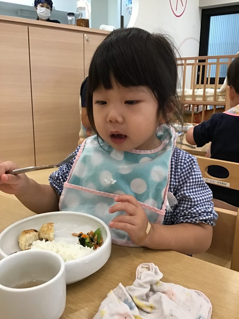 給食を食べる園児