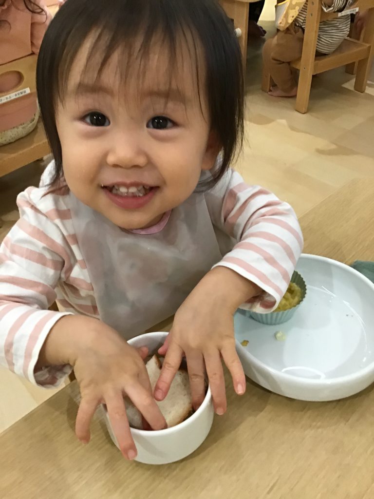 給食のパンを食べる園児