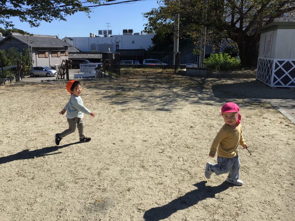 公園を走る園児たち