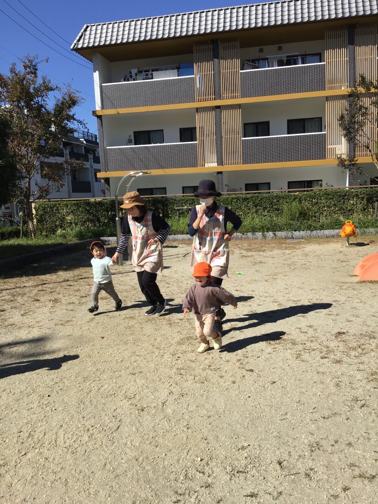 公園を走る園児たち