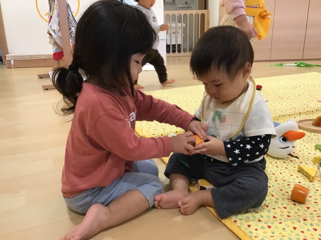 お姉ちゃんと一緒に遊ぶ園児