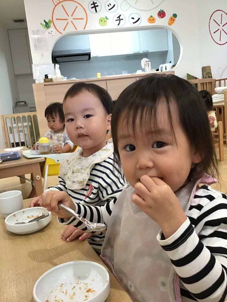 おやつを完食した園児