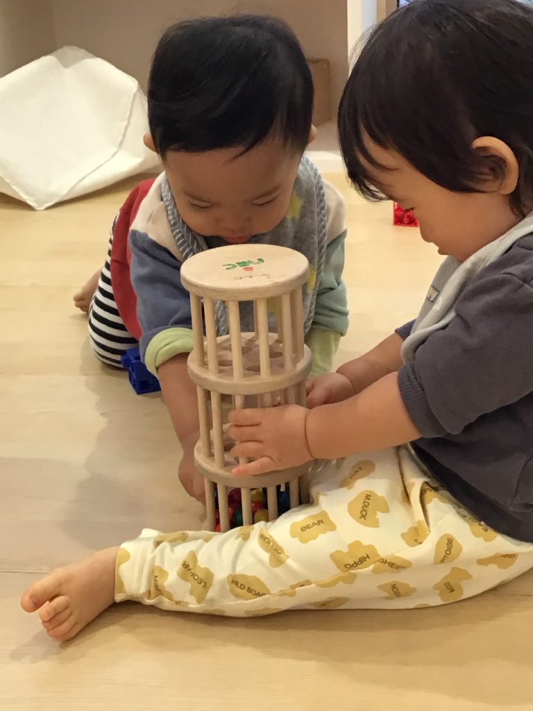 おもちゃで遊ぶ園児