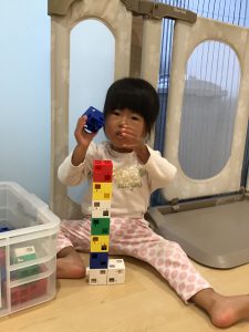 ブロックで遊ぶ園児