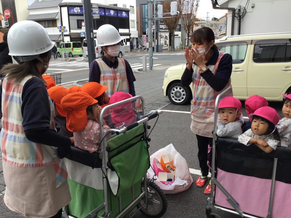 お散歩車に乗って避難する園児たち