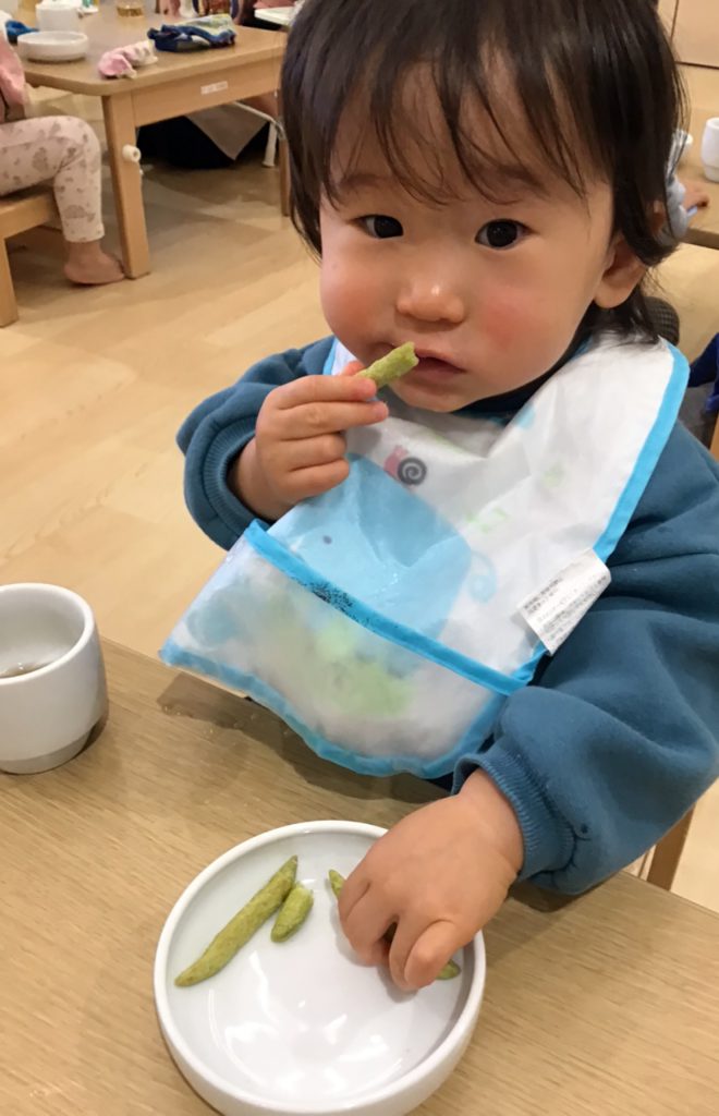 おやつのポテトを食べる園児