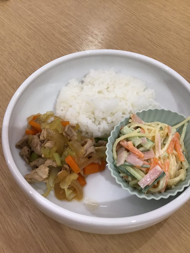 ご飯と野菜炒めパスタのサラダの給食