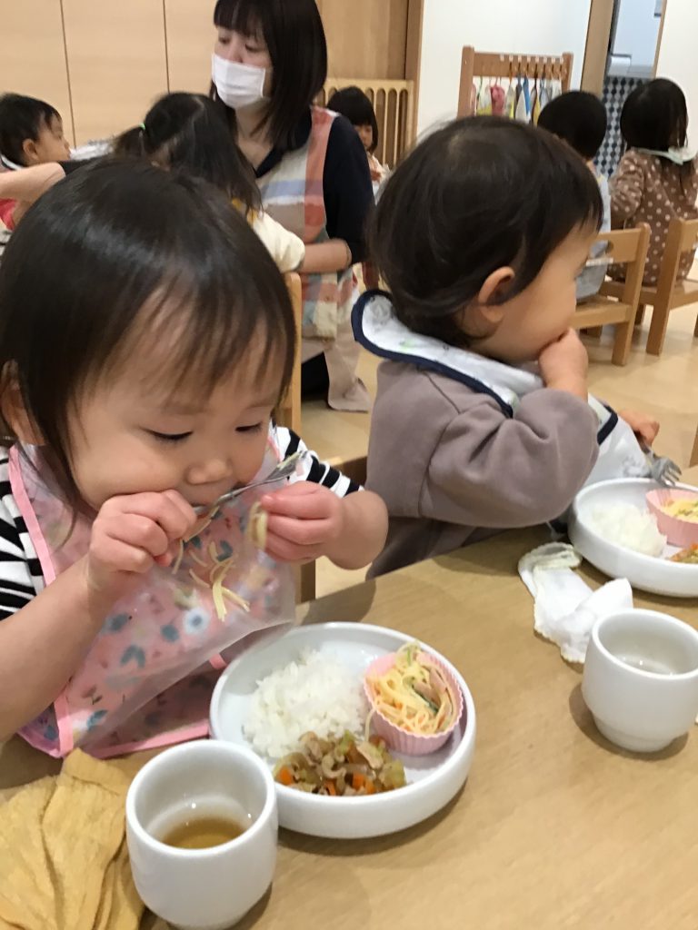 給食を食べる園児たち