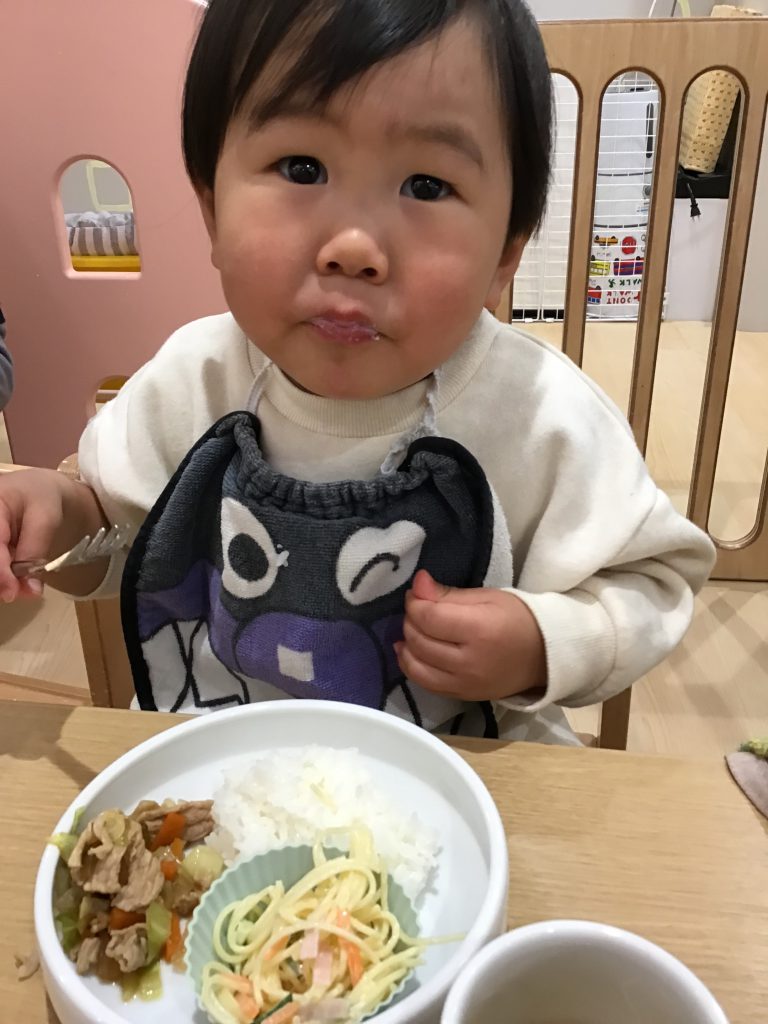 給食を食べる園児