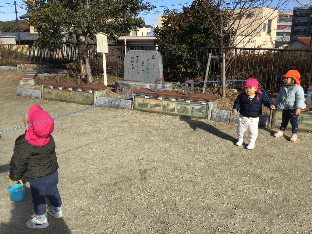 縄跳びで遊ぶ園児たち