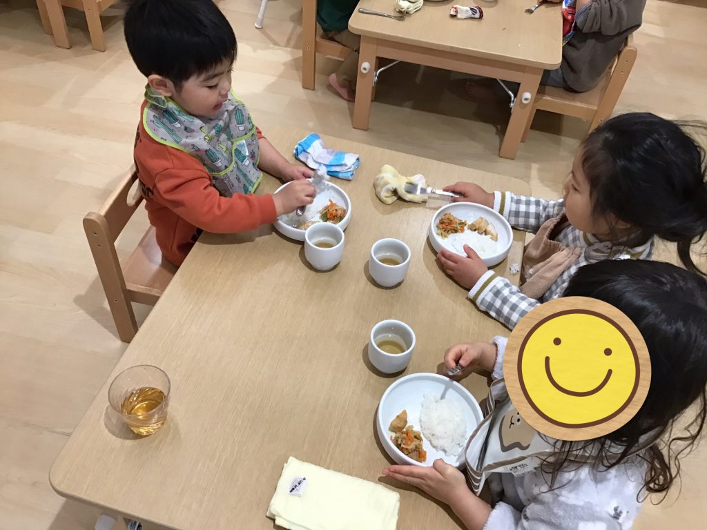 給食を食べる園児たち