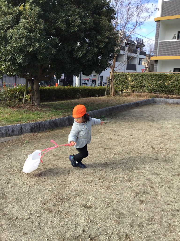 手作りのタコを持って走る園児