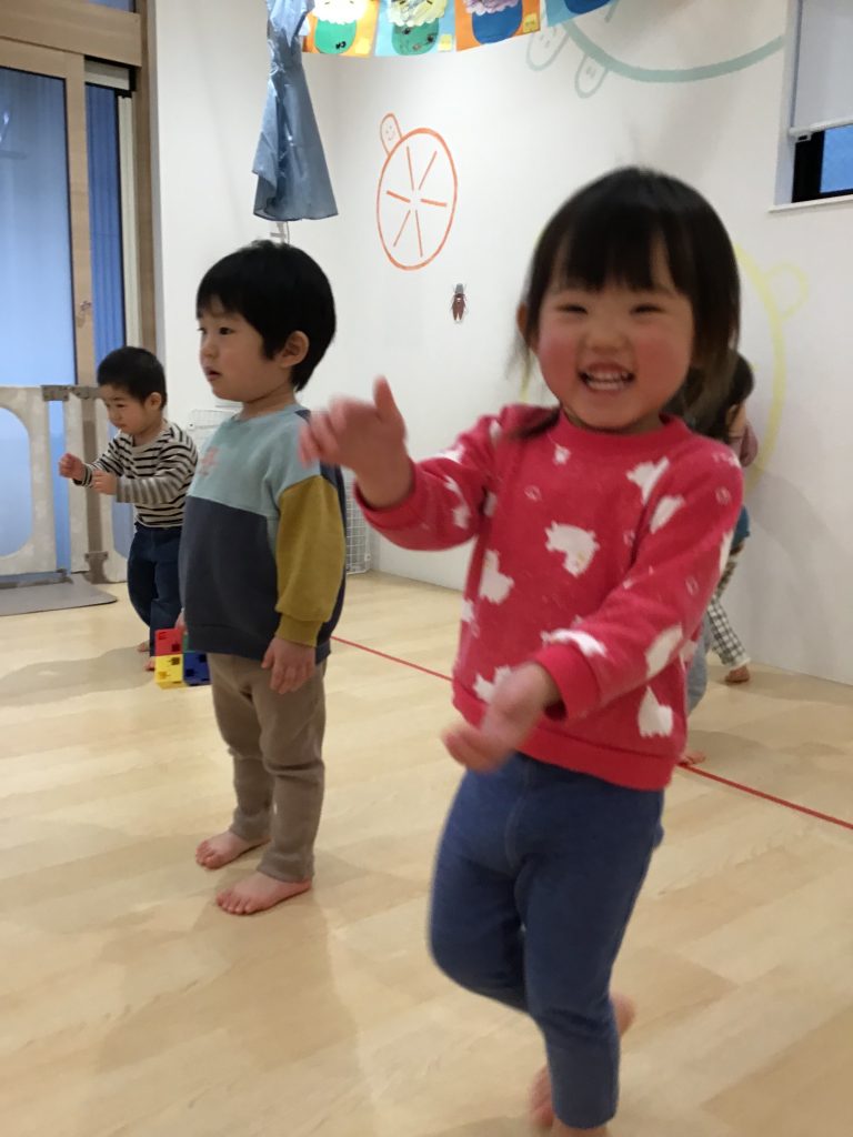 ダンスを踊る園児たち