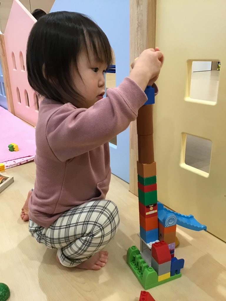 ブロックで遊ぶ園児