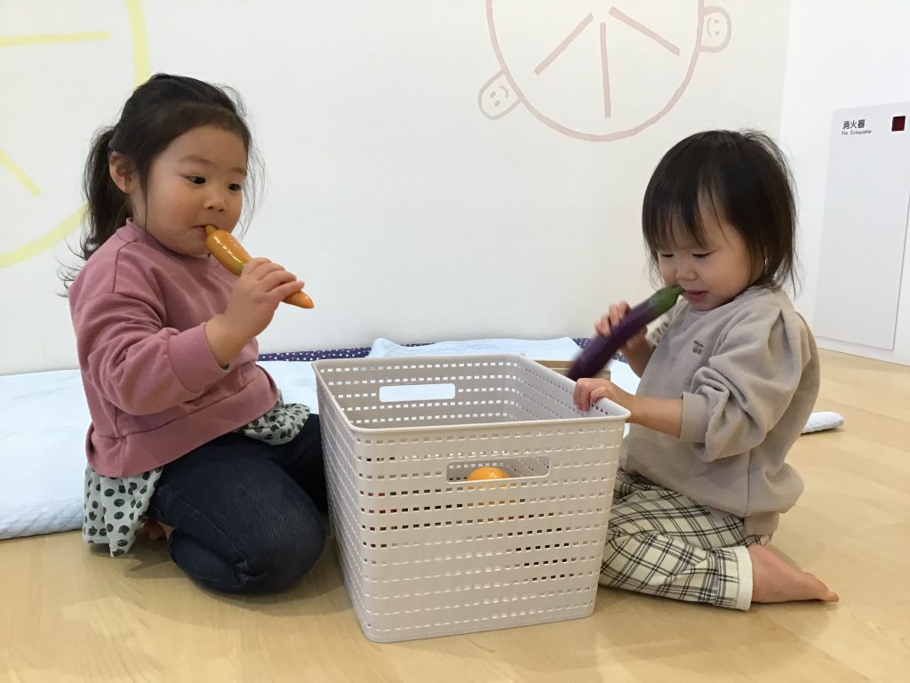 おもちゃで遊ぶ園児