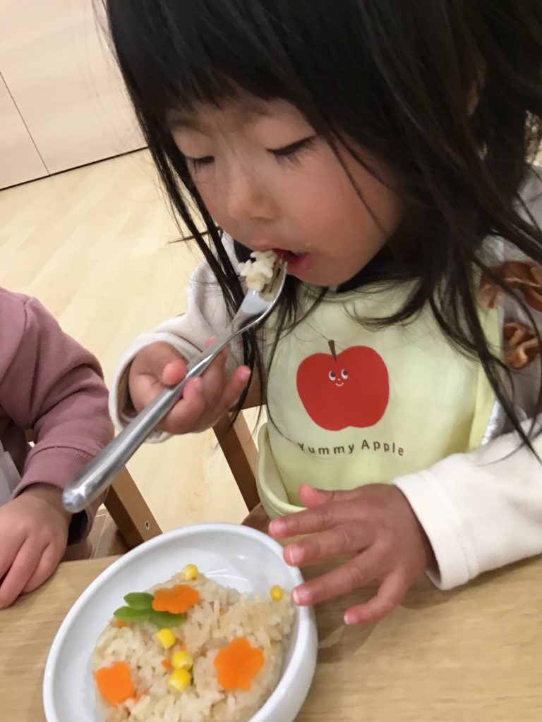 給食を食べる園児たち