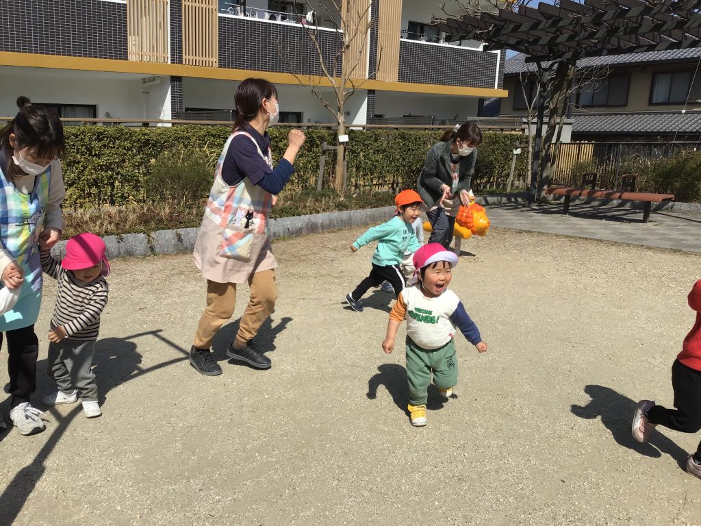 公園を走る園児たち