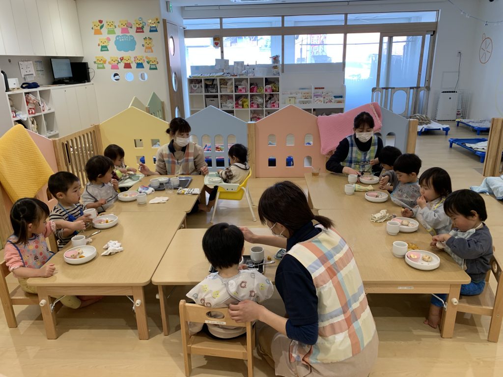 みんなで給食を食べる園児たち