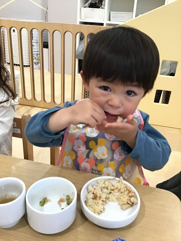 給食を食べる園児