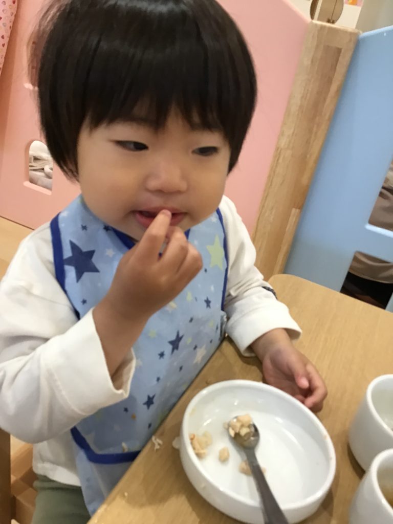 給食を食べる園児