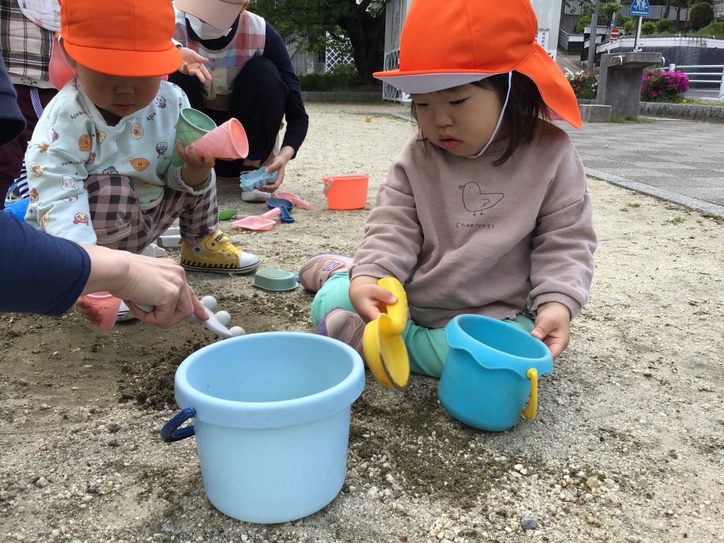 砂場で遊ぶ園児