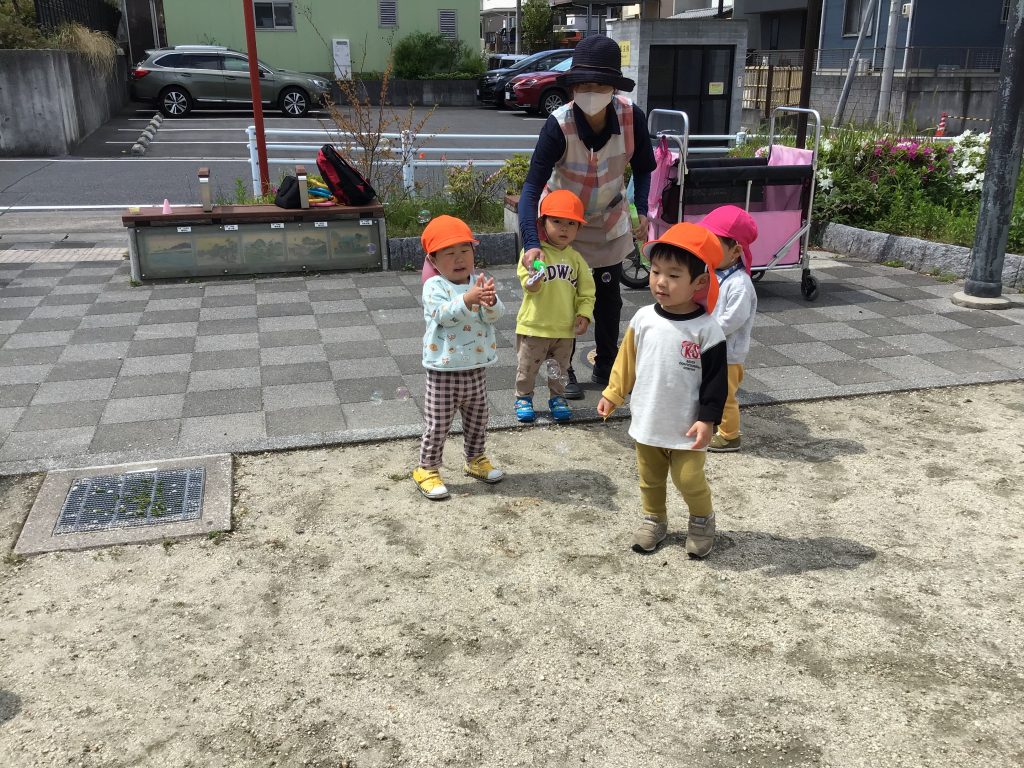 公園で遊ぶ園児