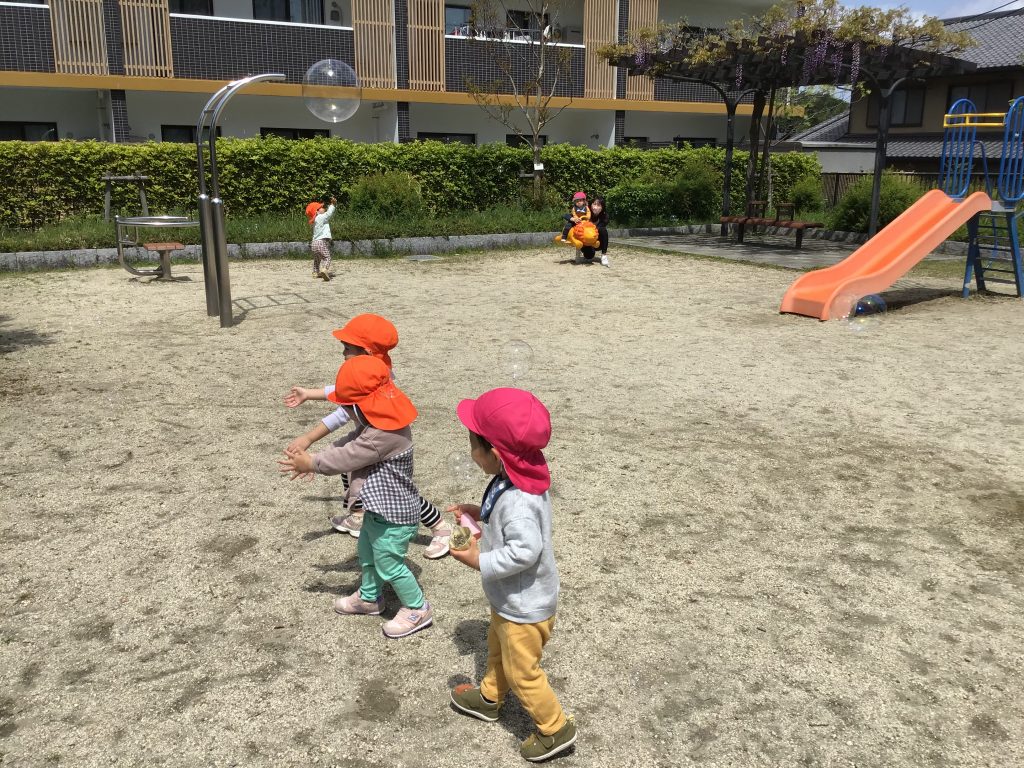 公園で遊ぶ園児