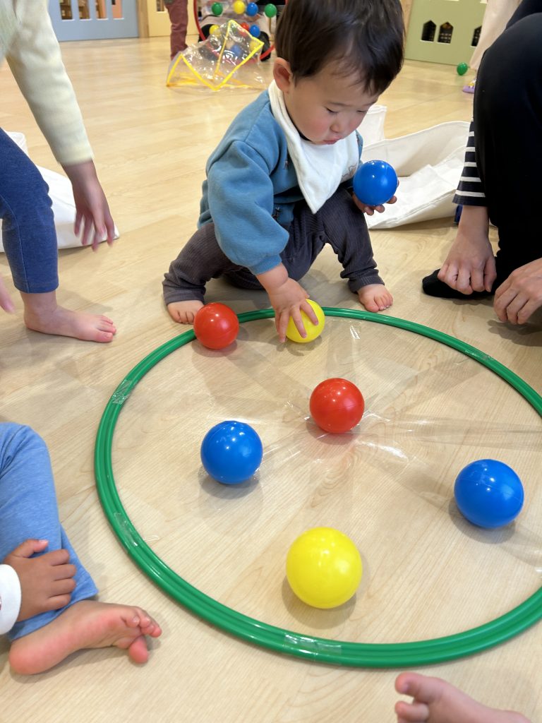 ボールで遊ぶ園児