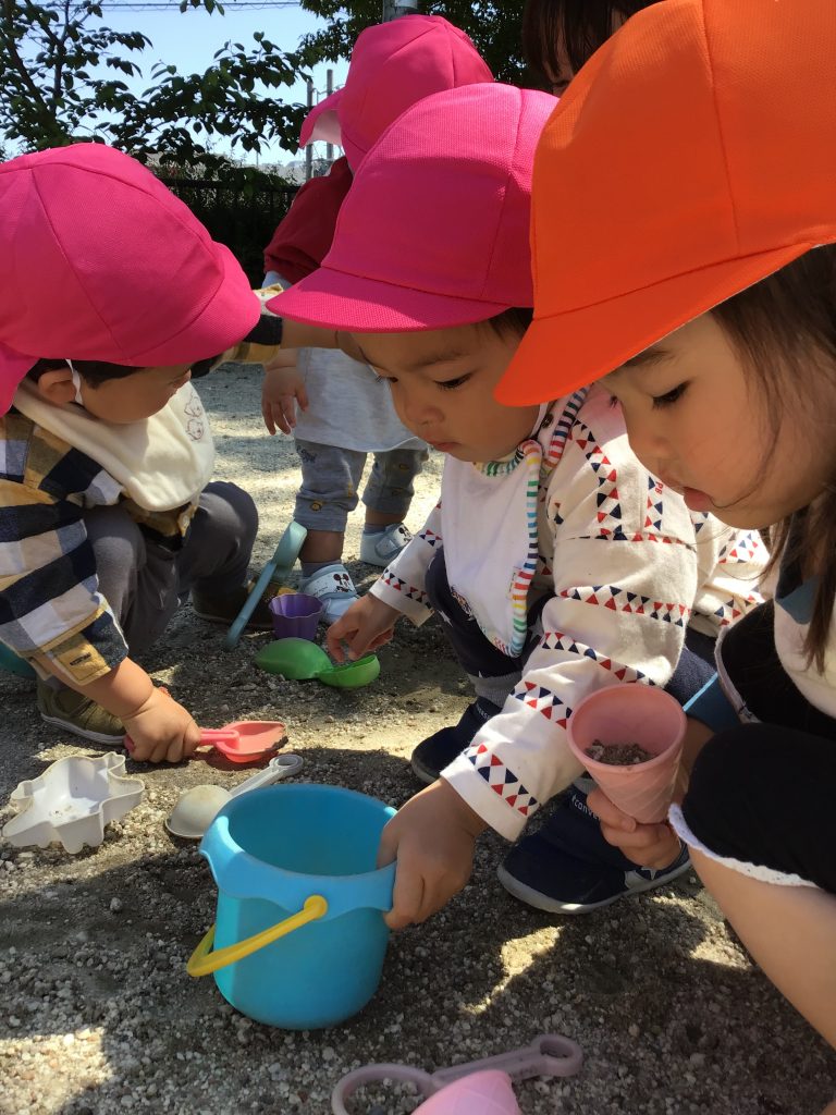 砂場で遊ぶ園児