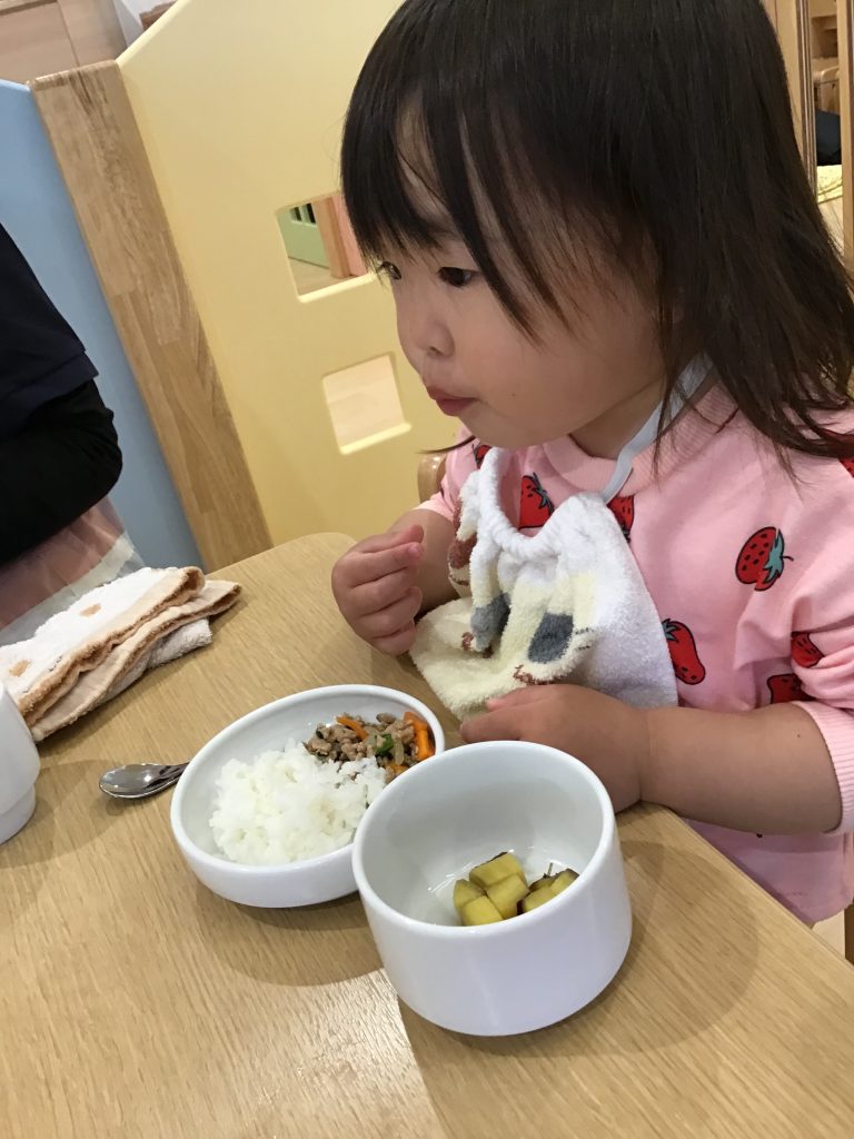 給食を食べる園児