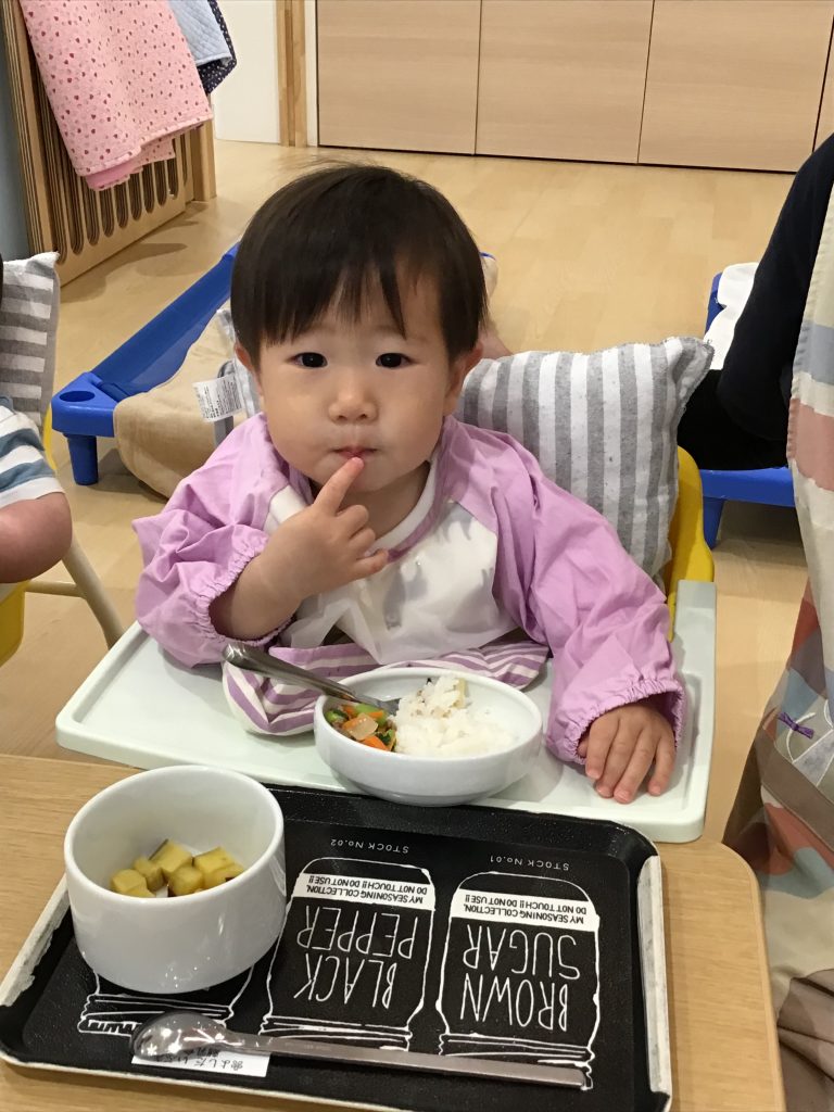 給食を食べる園児