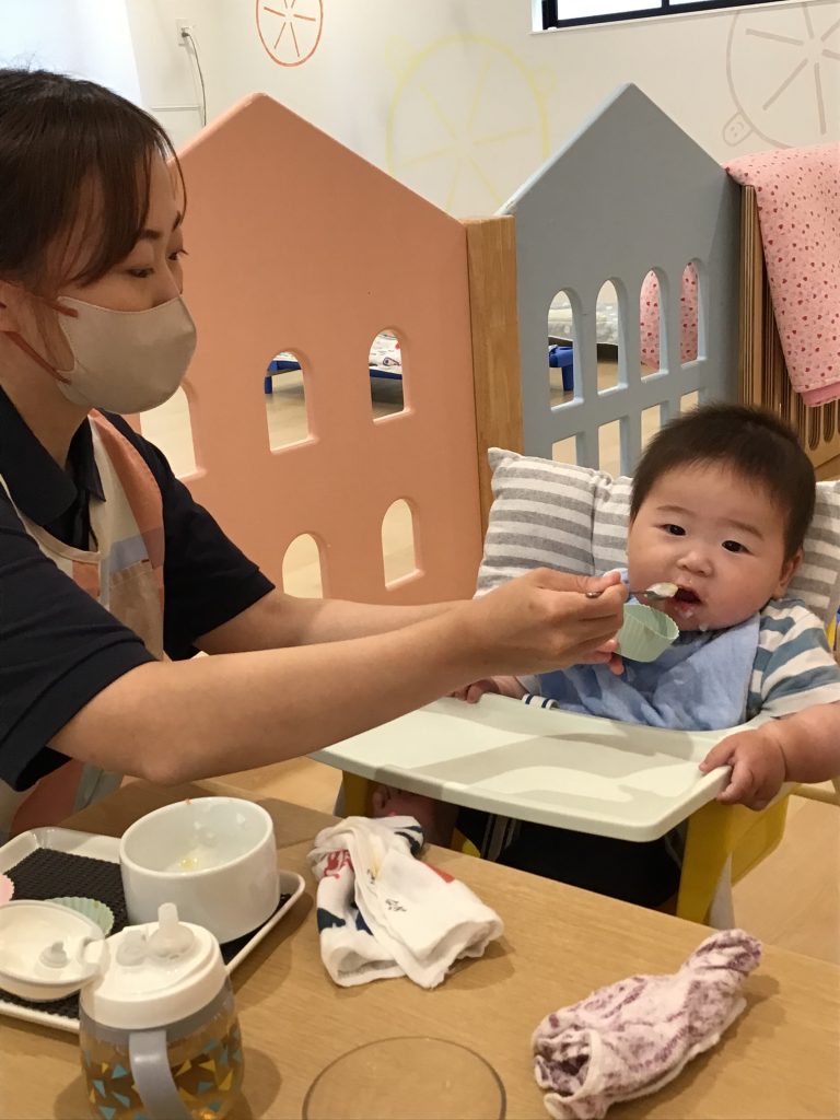 給食を食べる園児