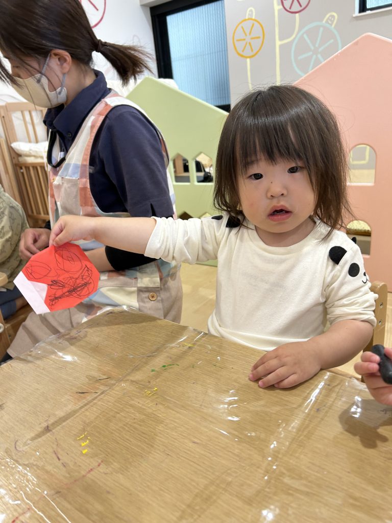 てんとう虫の模様を書く園児