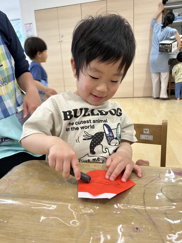 てんとう虫の模様を書く園児