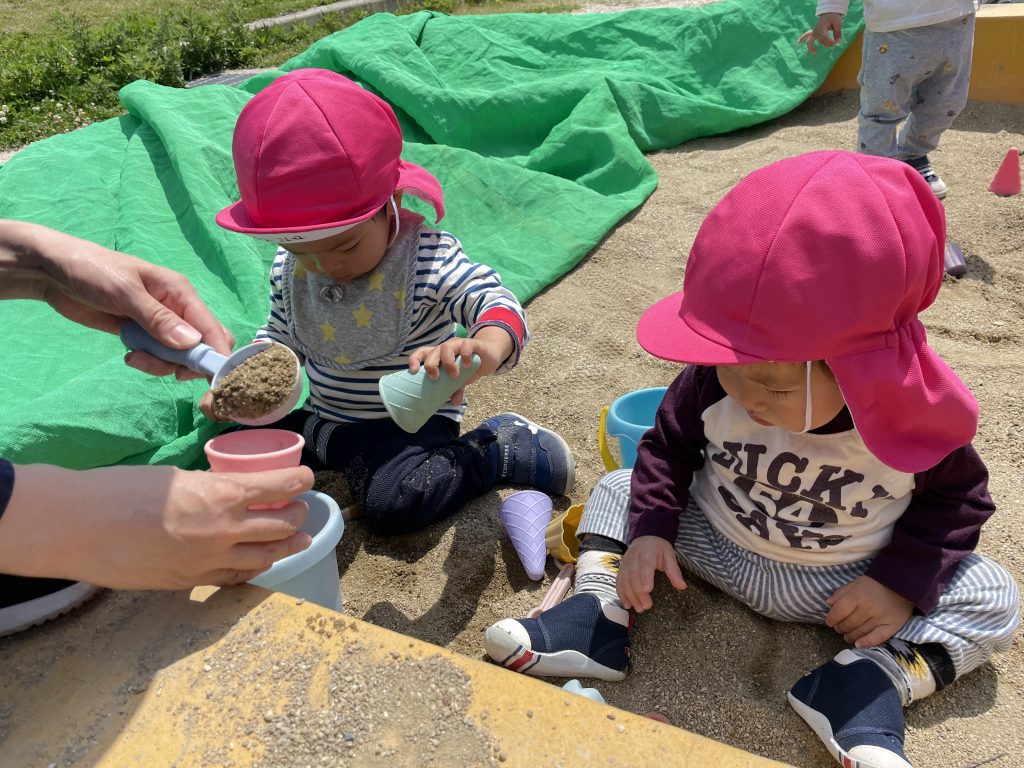 砂場で遊ぶ園児