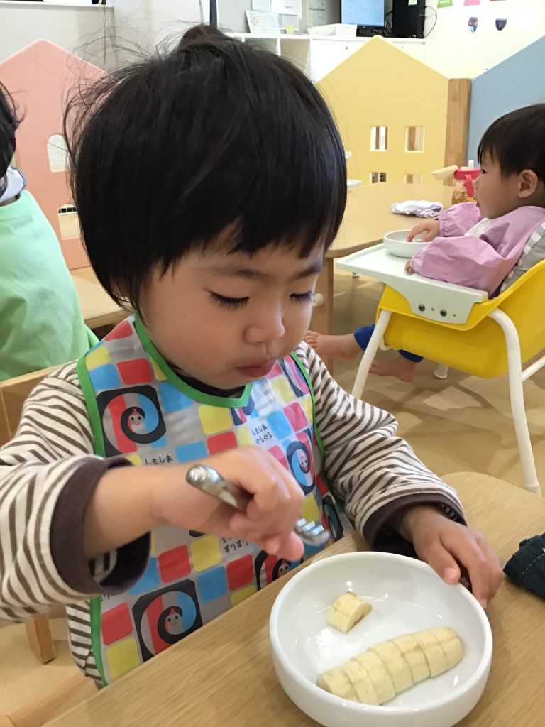 おやつを食べる園児