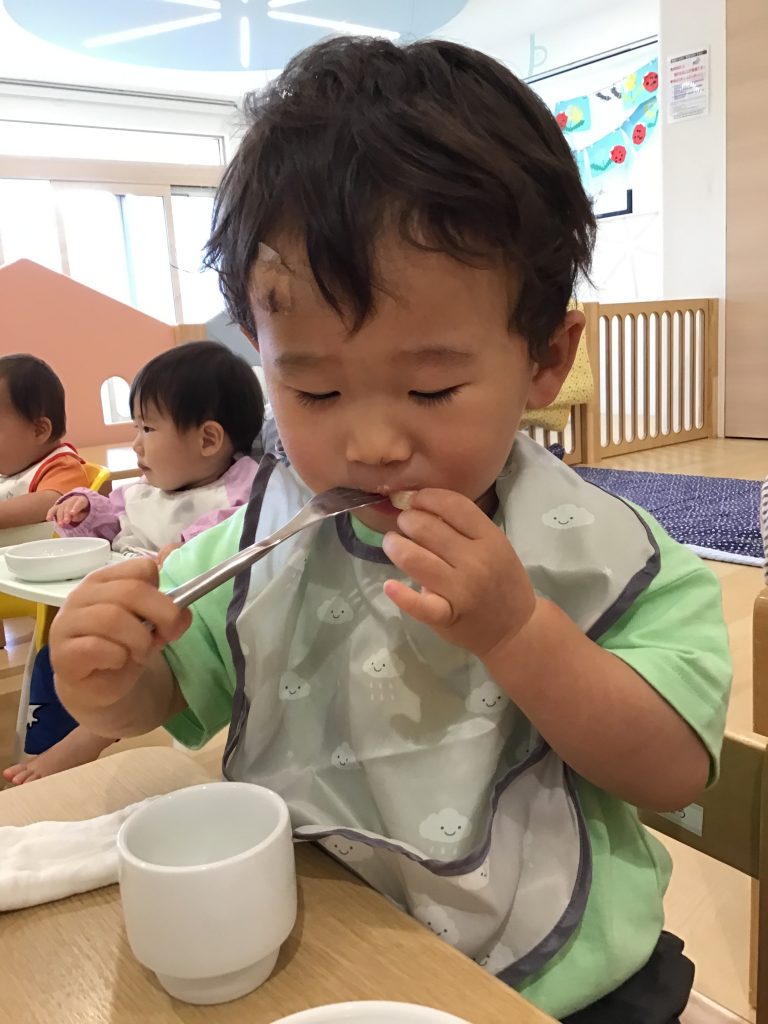 おやつを食べる園児