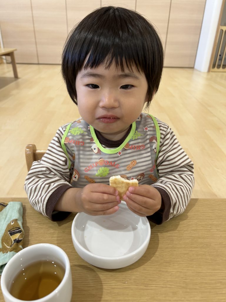 おやつを食べる園児