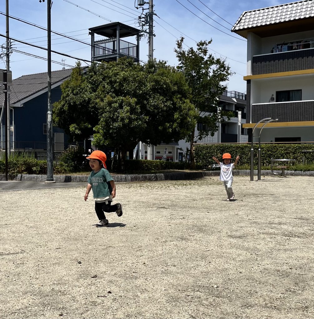 公園を走り回る園児