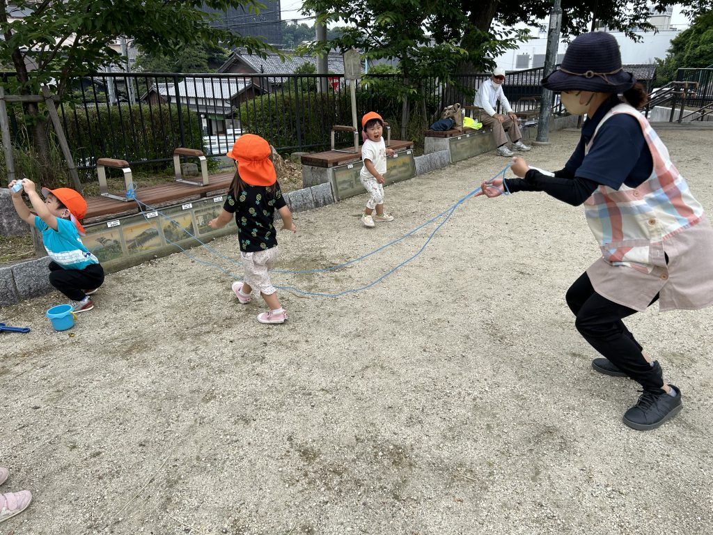 縄で遊ぶ園児