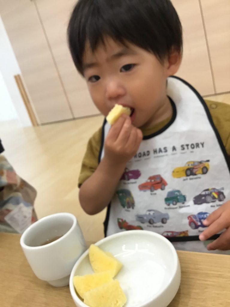 おやつを食べる園児