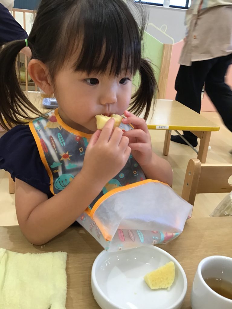 おやつを食べる園児