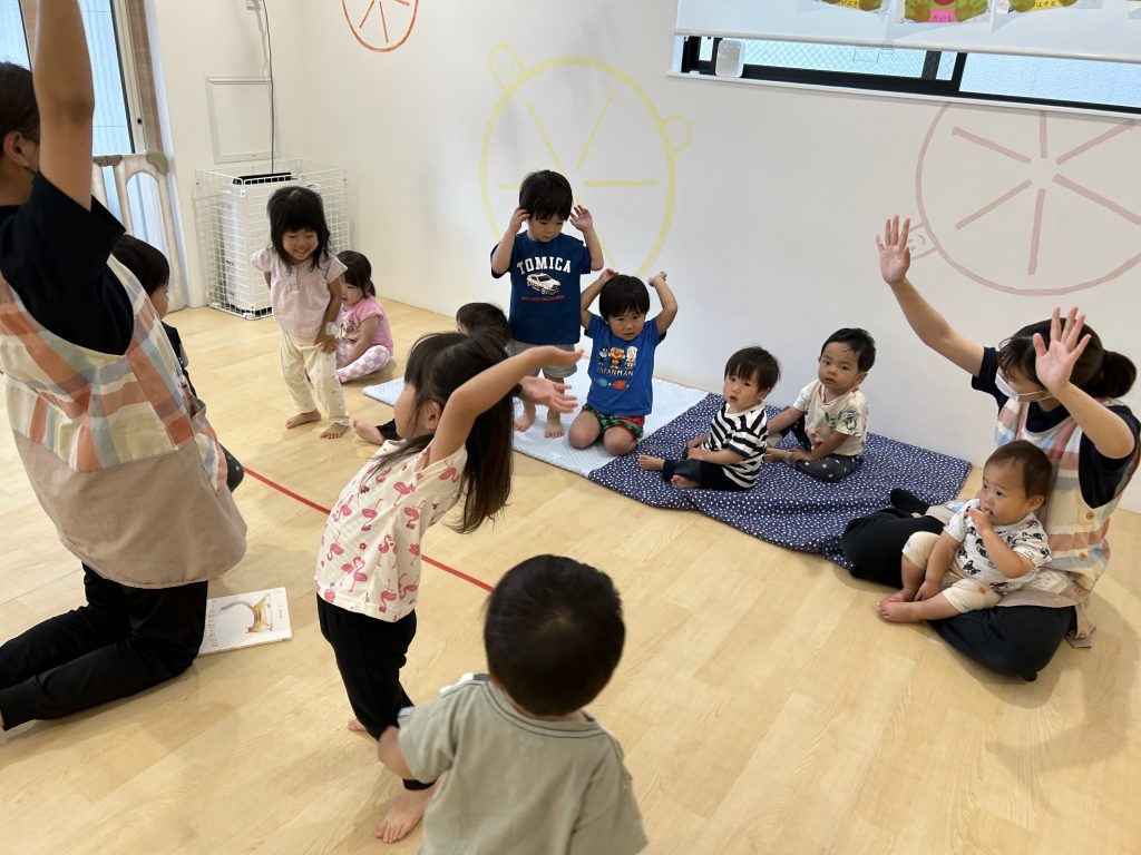 ストレッチする園児と保育士